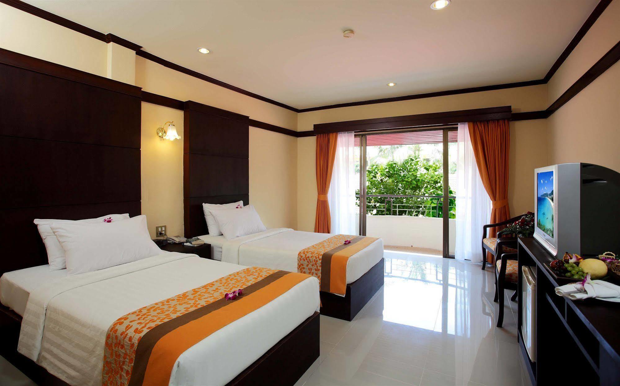 Horizon Patong Beach Resort And Spa Exterior photo